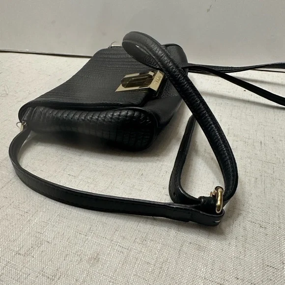 💜Calvin Klein Black Quilted Shoulder Bag with Gold-Tone Accent - Picture 3 of 9